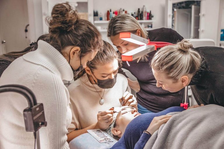 12 Best Eyelash Extension Training Classes 2022